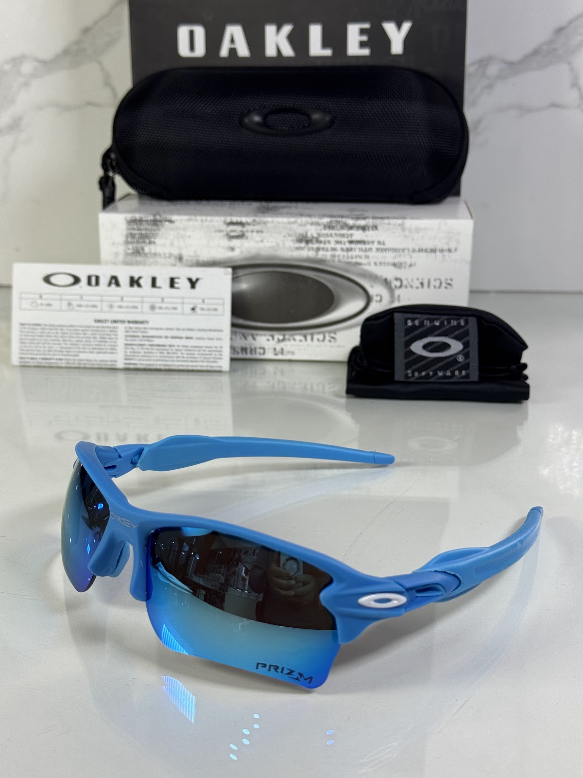 Lentes OAKLEY — Ref. LF-L235-0317 con el packaging mostrado en la fotografía
