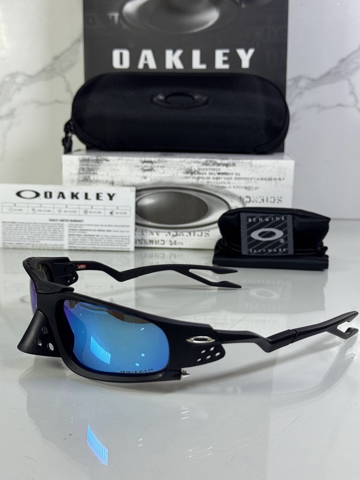 Lentes OAKLEY — Ref. LF-L235-0321 con el packaging mostrado en la fotografía