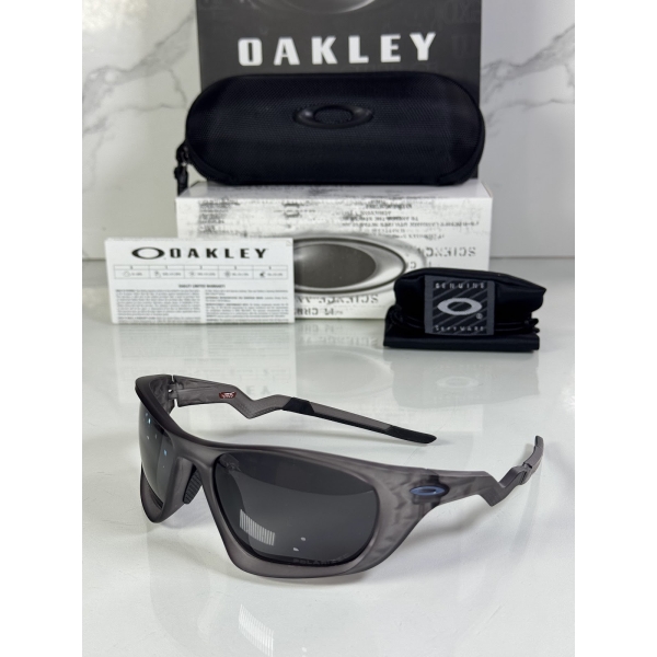 Lentes OAKLEY — Ref. LF-L235-0328 con el packaging mostrado en la fotografía