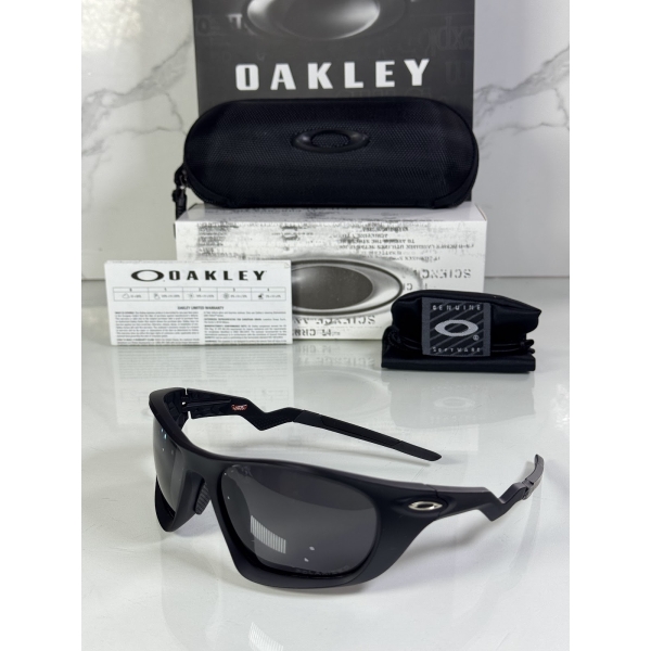 Lentes OAKLEY — Ref. LF-L235-0329 con el packaging mostrado en la fotografía