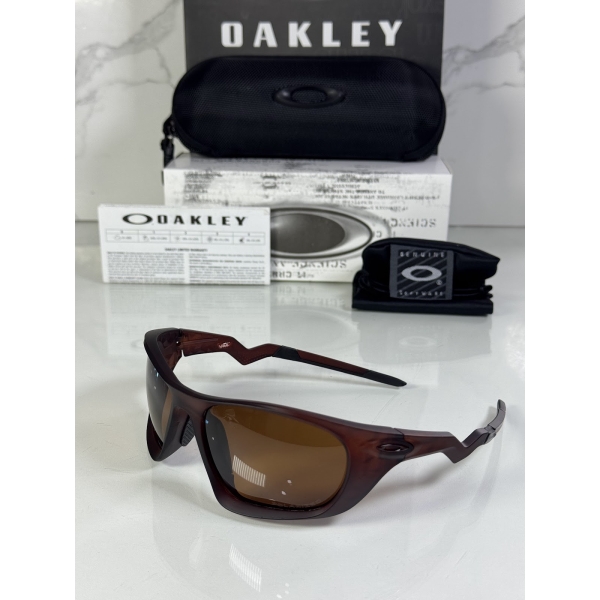 Lentes OAKLEY — Ref. LF-L235-0331 con el packaging mostrado en la fotografía