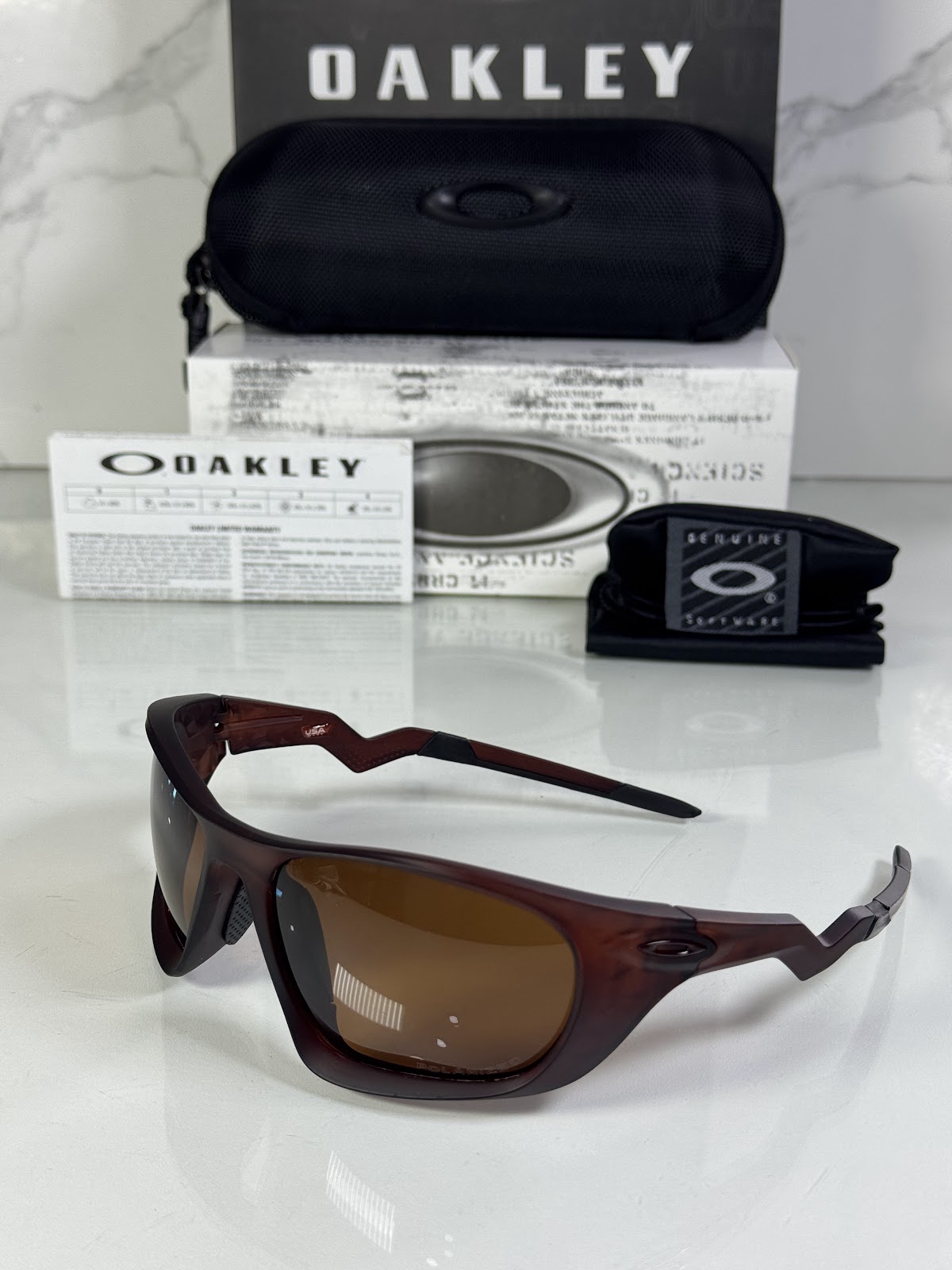 Lentes OAKLEY — Ref. LF-L235-0331 con el packaging mostrado en la fotografía