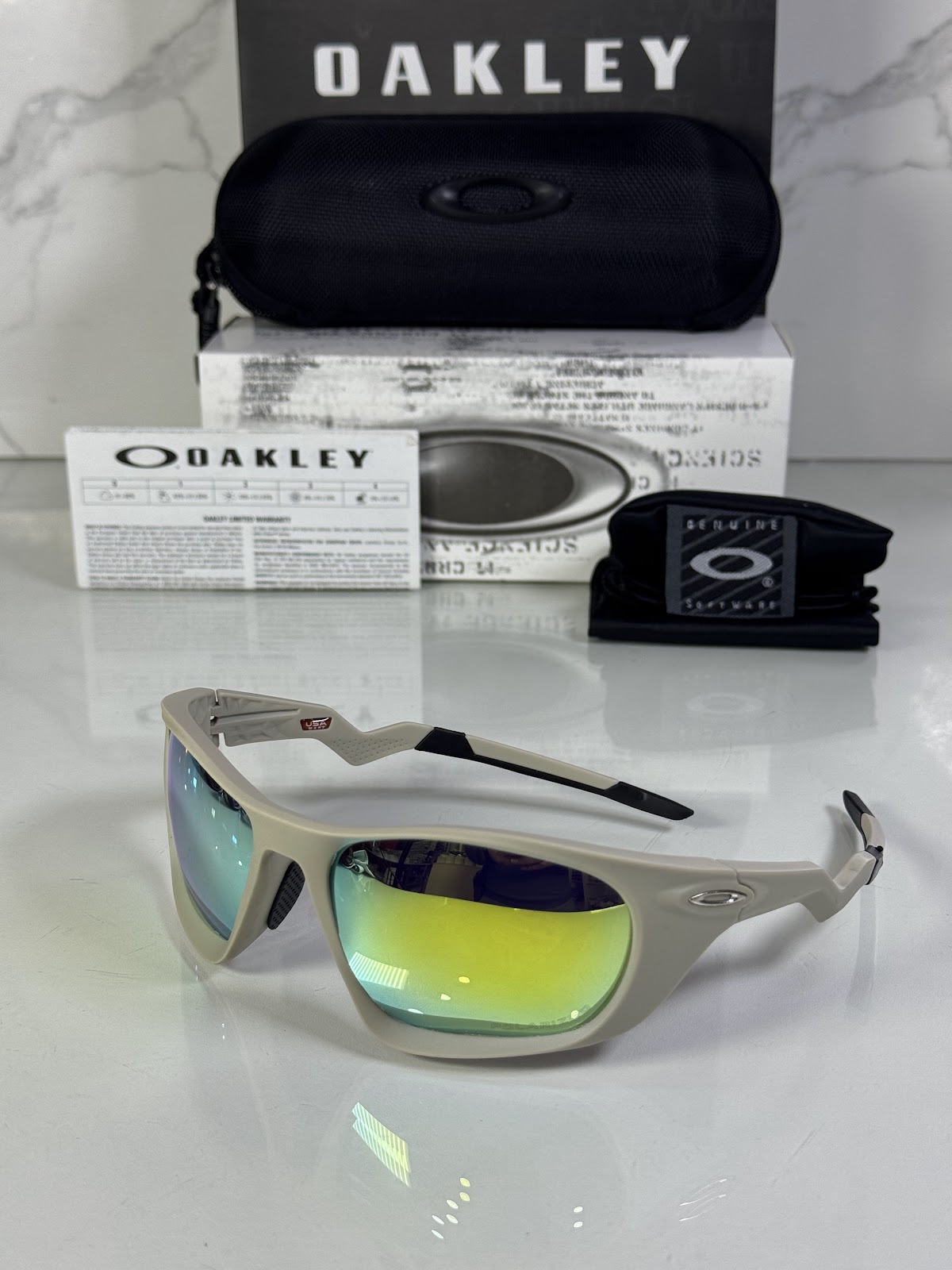 Lentes OAKLEY — Ref. LF-L235-0334 con el packaging mostrado en la fotografía