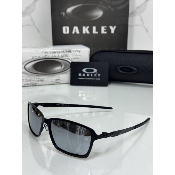 Lentes OAKLEY — Ref. LF-L235-0343 con el packaging mostrado en la fotografía