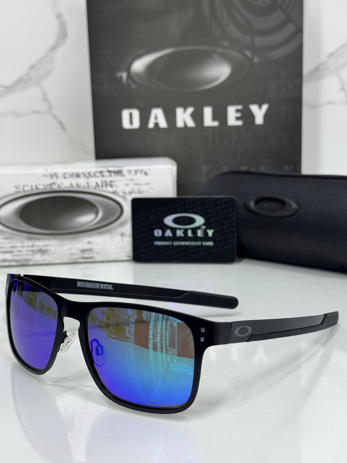 Lentes OAKLEY — Ref. LF-L235-0346 con el packaging mostrado en la fotografía