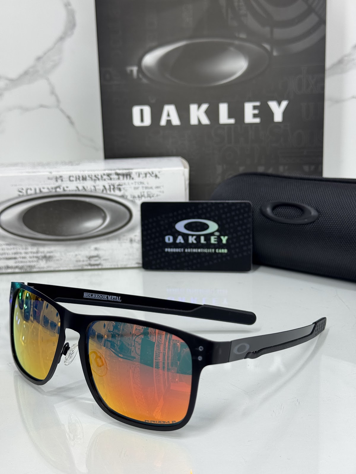 Lentes OAKLEY — Ref. LF-L235-0348 con el packaging mostrado en la fotografía