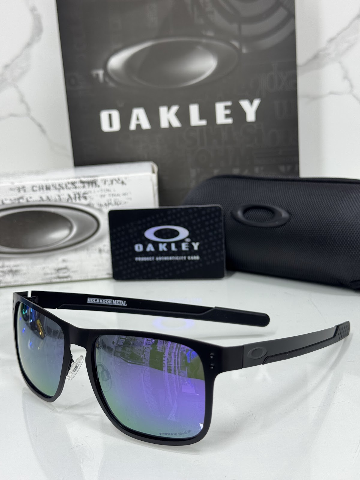 Lentes OAKLEY — Ref. LF-L235-0349 con el packaging mostrado en la fotografía