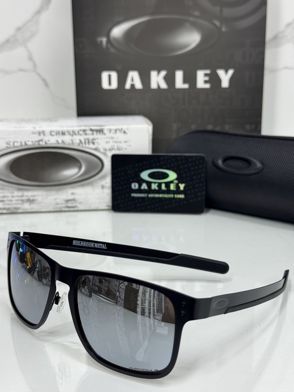 Lentes OAKLEY — Ref. LF-L235-0351 con el packaging mostrado en la fotografía
