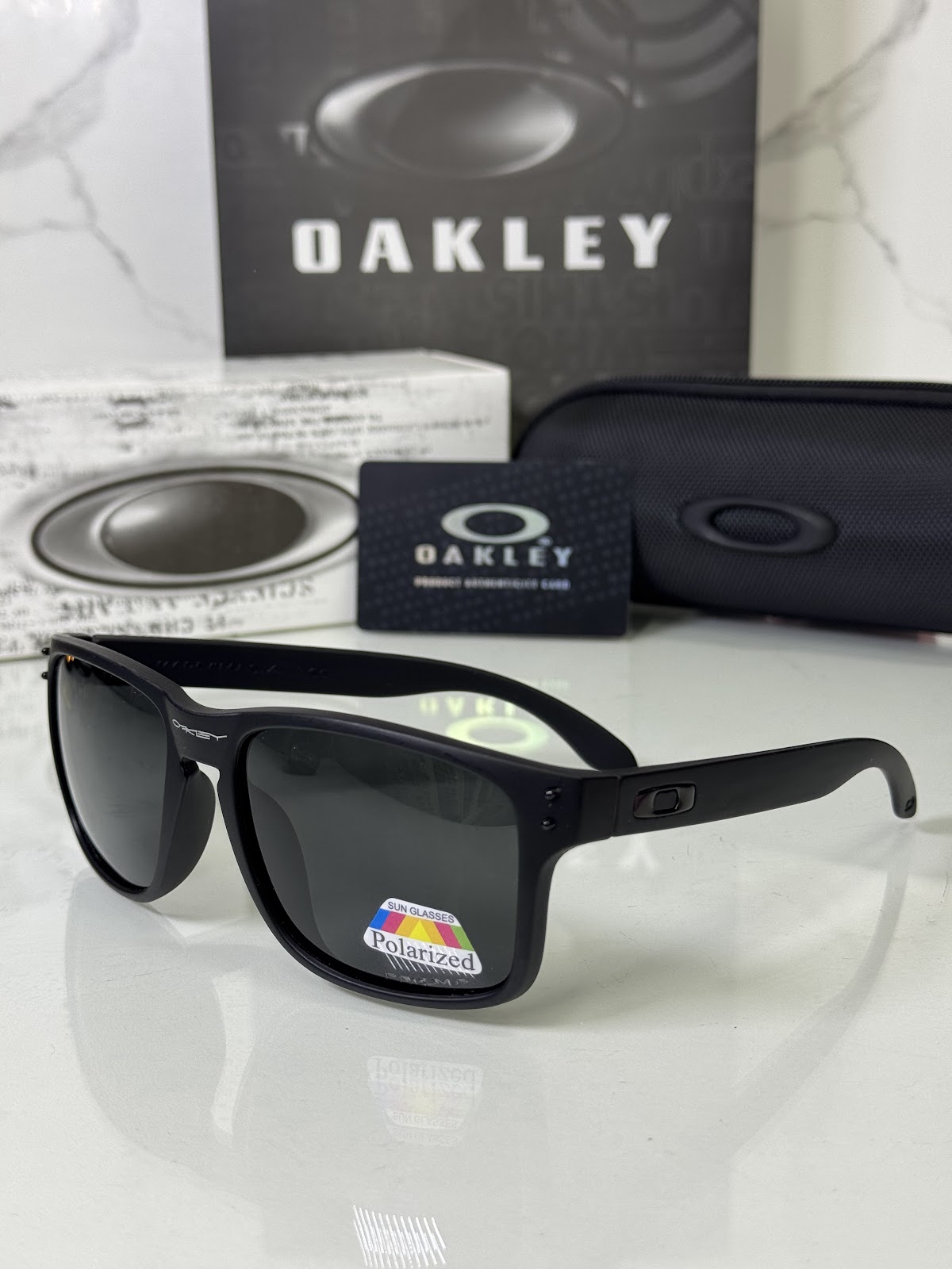 Lentes OAKLEY — Ref. LF-L235-0353 con el packaging mostrado en la fotografía