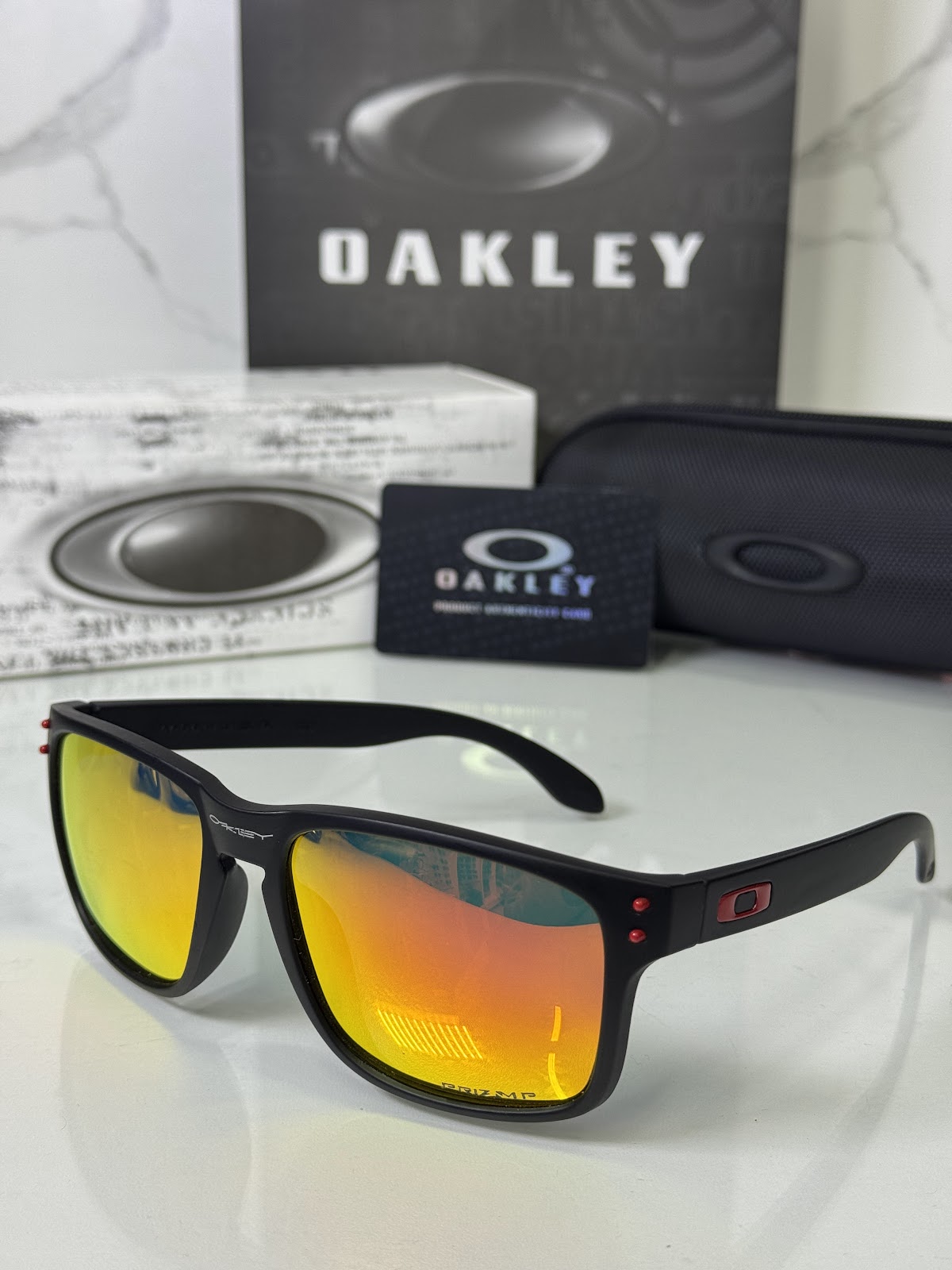 Lentes OAKLEY — Ref. LF-L235-0354 con el packaging mostrado en la fotografía