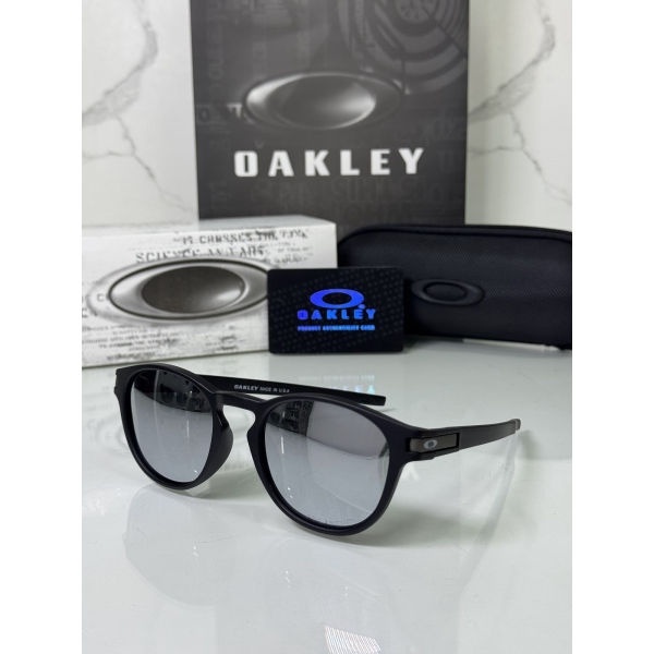 Lentes OAKLEY — Ref. LF-L235-0358 con el packaging mostrado en la fotografía