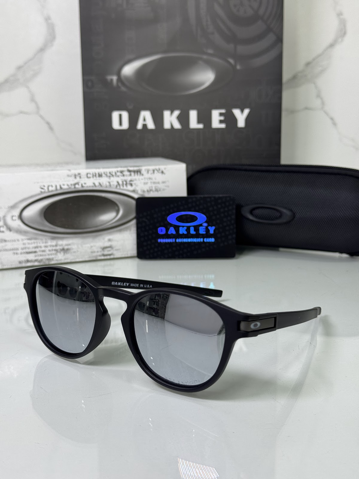 Lentes OAKLEY — Ref. LF-L235-0358 con el packaging mostrado en la fotografía