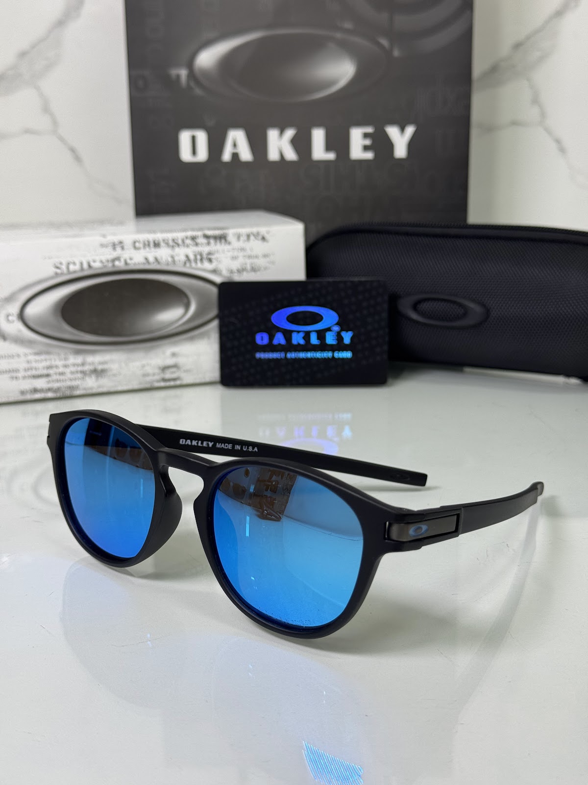 Lentes OAKLEY — Ref. LF-L235-0359 con el packaging mostrado en la fotografía
