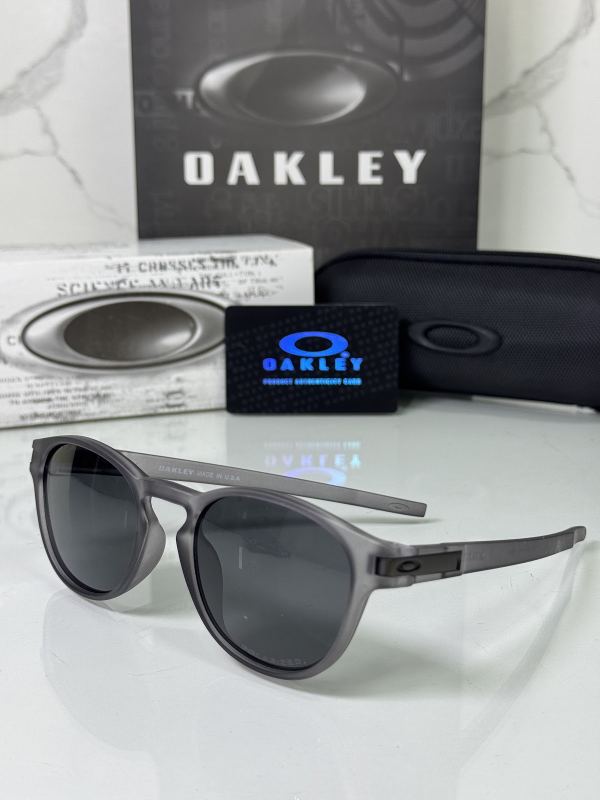 Lentes OAKLEY — Ref. LF-L235-0360 con el packaging mostrado en la fotografía