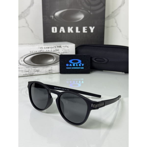 Lentes OAKLEY — Ref. LF-L235-0361 con el packaging mostrado en la fotografía
