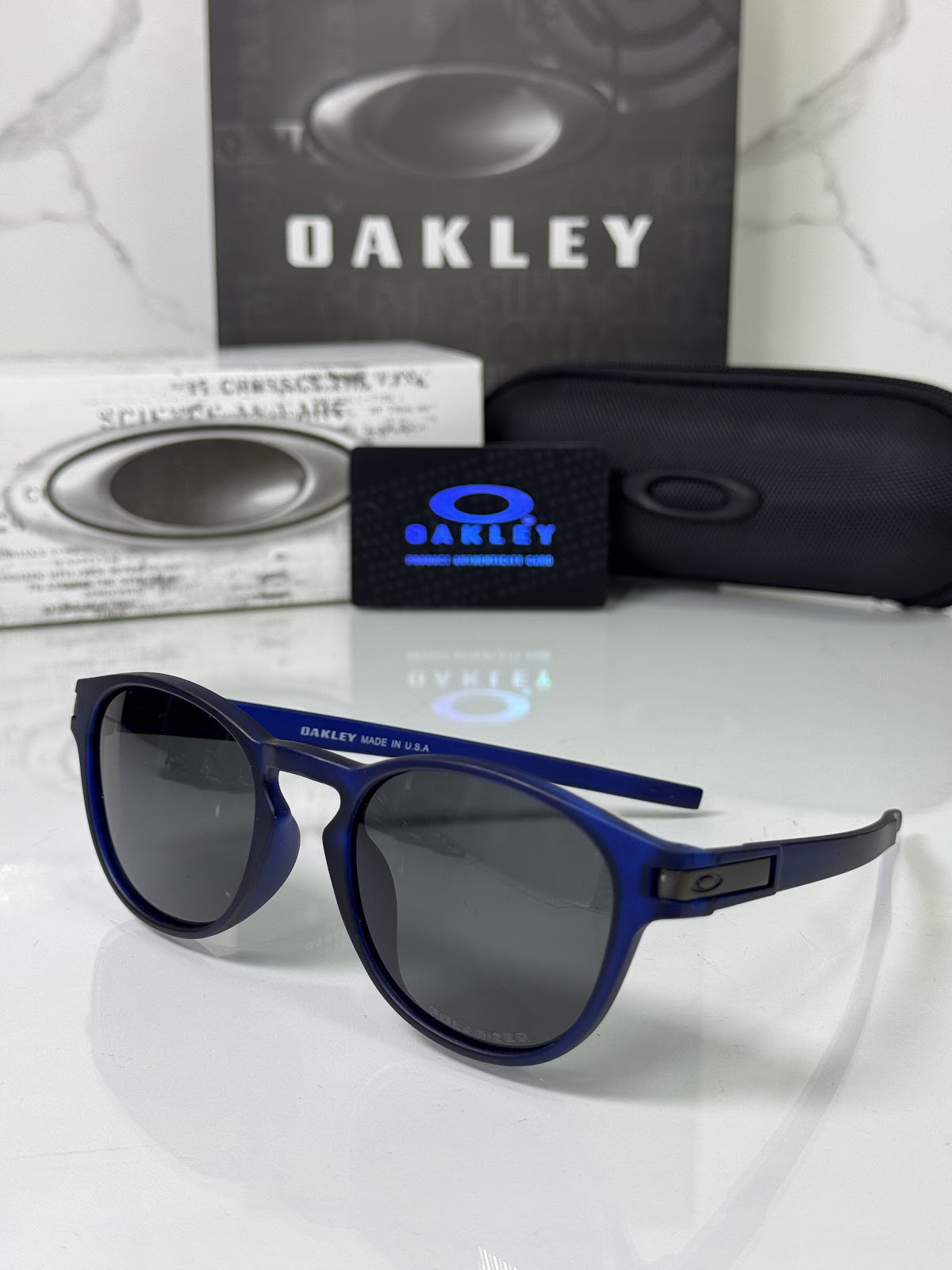 Lentes OAKLEY — Ref. LF-L235-0362 con el packaging mostrado en la fotografía