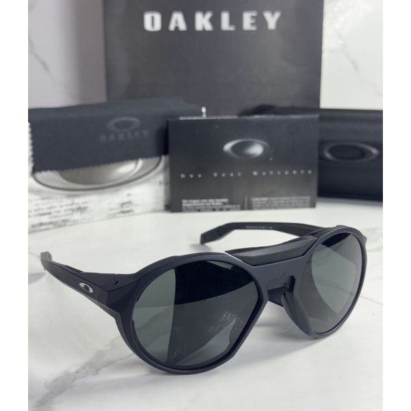 Lentes OAKLEY — Ref. LF-L235-0415 con el packaging mostrado en la fotografía