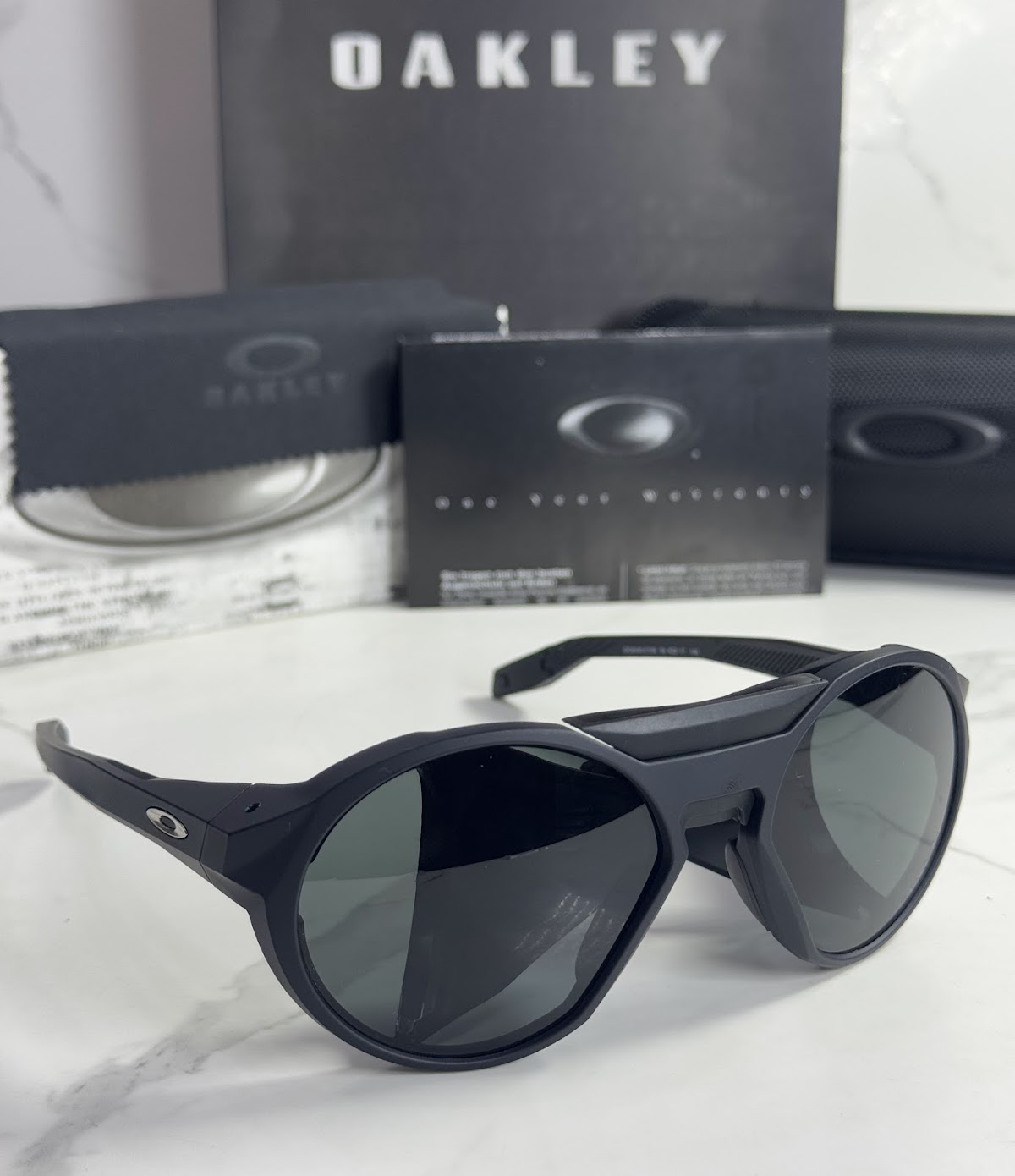 Lentes OAKLEY — Ref. LF-L235-0415 con el packaging mostrado en la fotografía