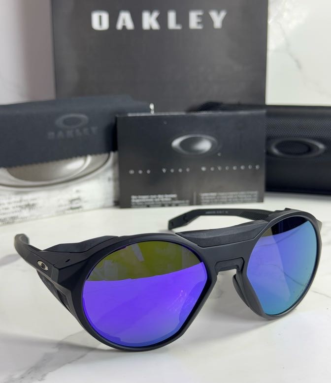 Lentes OAKLEY — Ref. LF-L235-0418 con el packaging mostrado en la fotografía