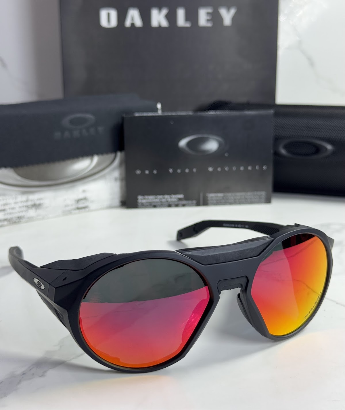 Lentes OAKLEY — Ref. LF-L235-0419 con el packaging mostrado en la fotografía