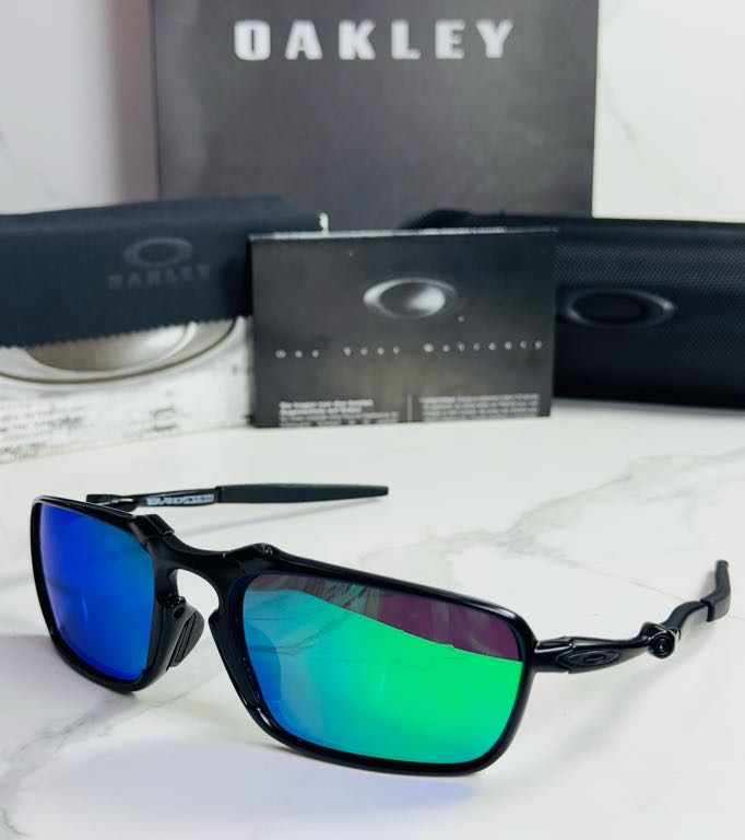 Lentes OAKLEY — Ref. LF-L235-0420 con el packaging mostrado en la fotografía
