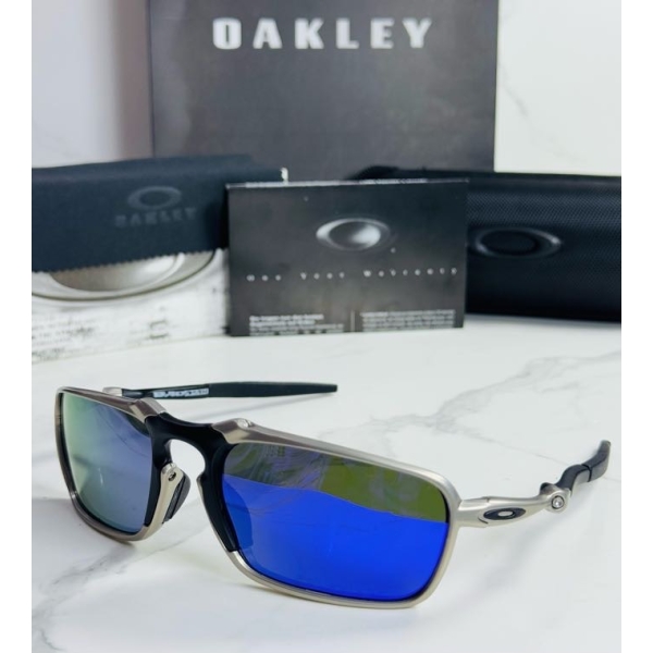 Lentes OAKLEY — Ref. LF-L235-0421 con el packaging mostrado en la fotografía