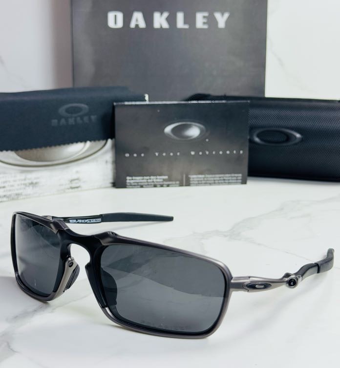 Lentes OAKLEY — Ref. LF-L235-0422 con el packaging mostrado en la fotografía