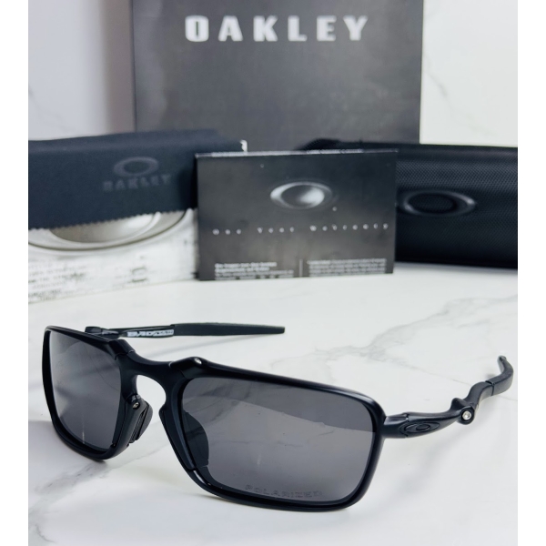 Lentes OAKLEY — Ref. LF-L235-0425 con el packaging mostrado en la fotografía