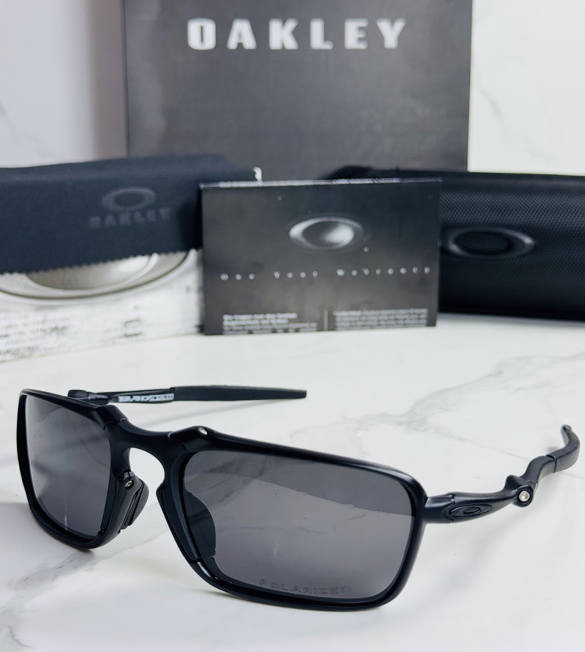 Lentes OAKLEY — Ref. LF-L235-0425 con el packaging mostrado en la fotografía