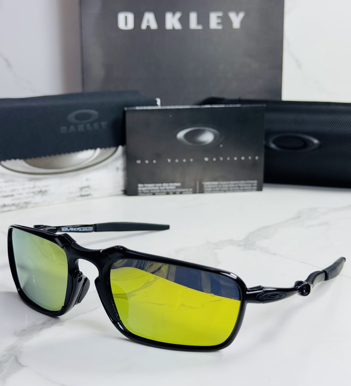 Lentes OAKLEY — Ref. LF-L235-0426 con el packaging mostrado en la fotografía