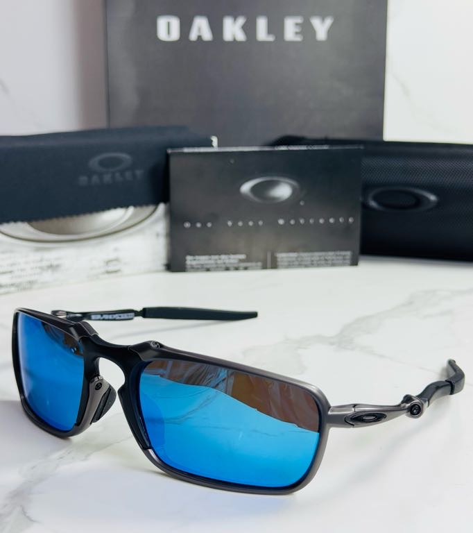 Lentes OAKLEY — Ref. LF-L235-0428 con el packaging mostrado en la fotografía