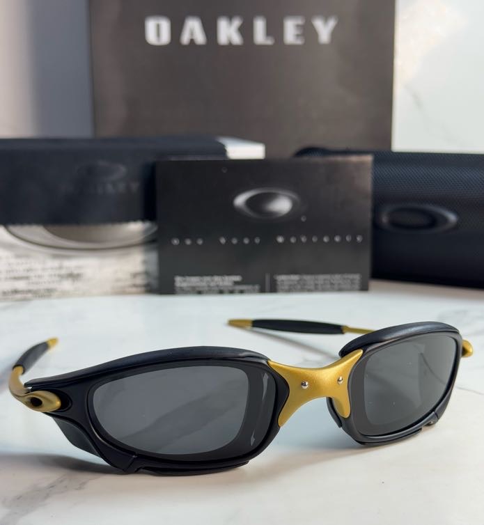Lentes OAKLEY — Ref. LF-L235-0442 con el packaging mostrado en la fotografía