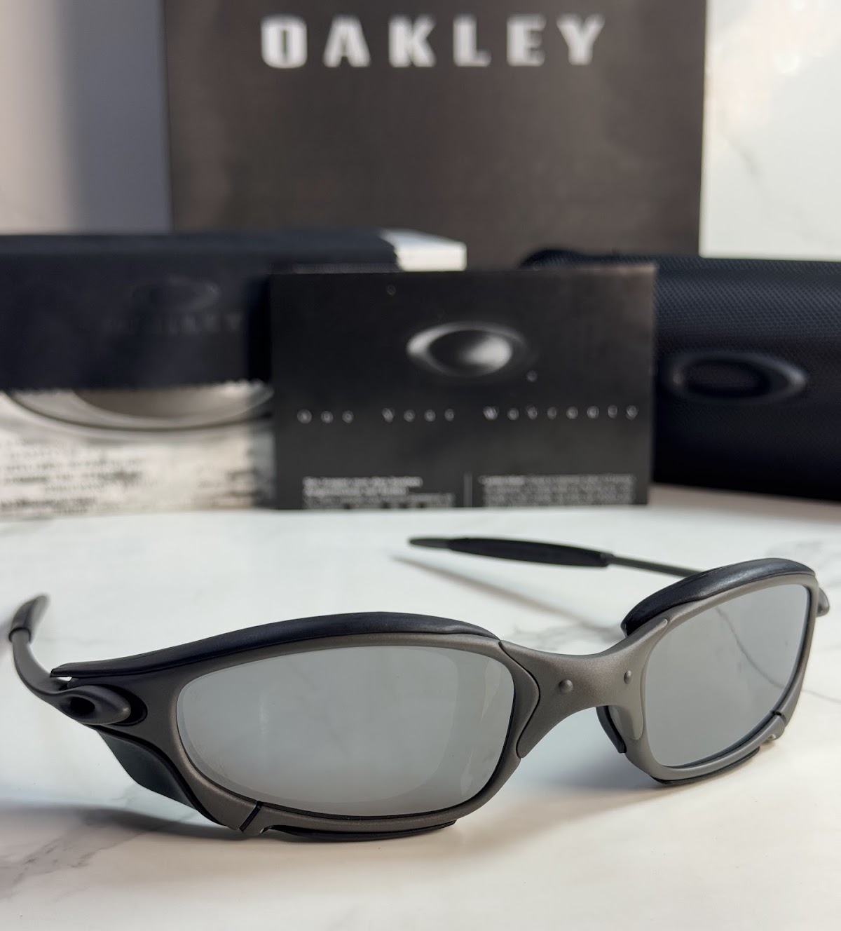 Lentes OAKLEY — Ref. LF-L235-0449 con el packaging mostrado en la fotografía