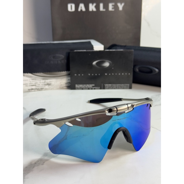 Lentes OAKLEY — Ref. LF-L235-0451 con el packaging mostrado en la fotografía