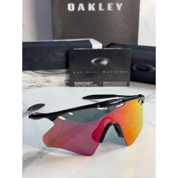 Lentes OAKLEY — Ref. LF-L235-0452 con el packaging mostrado en la fotografía