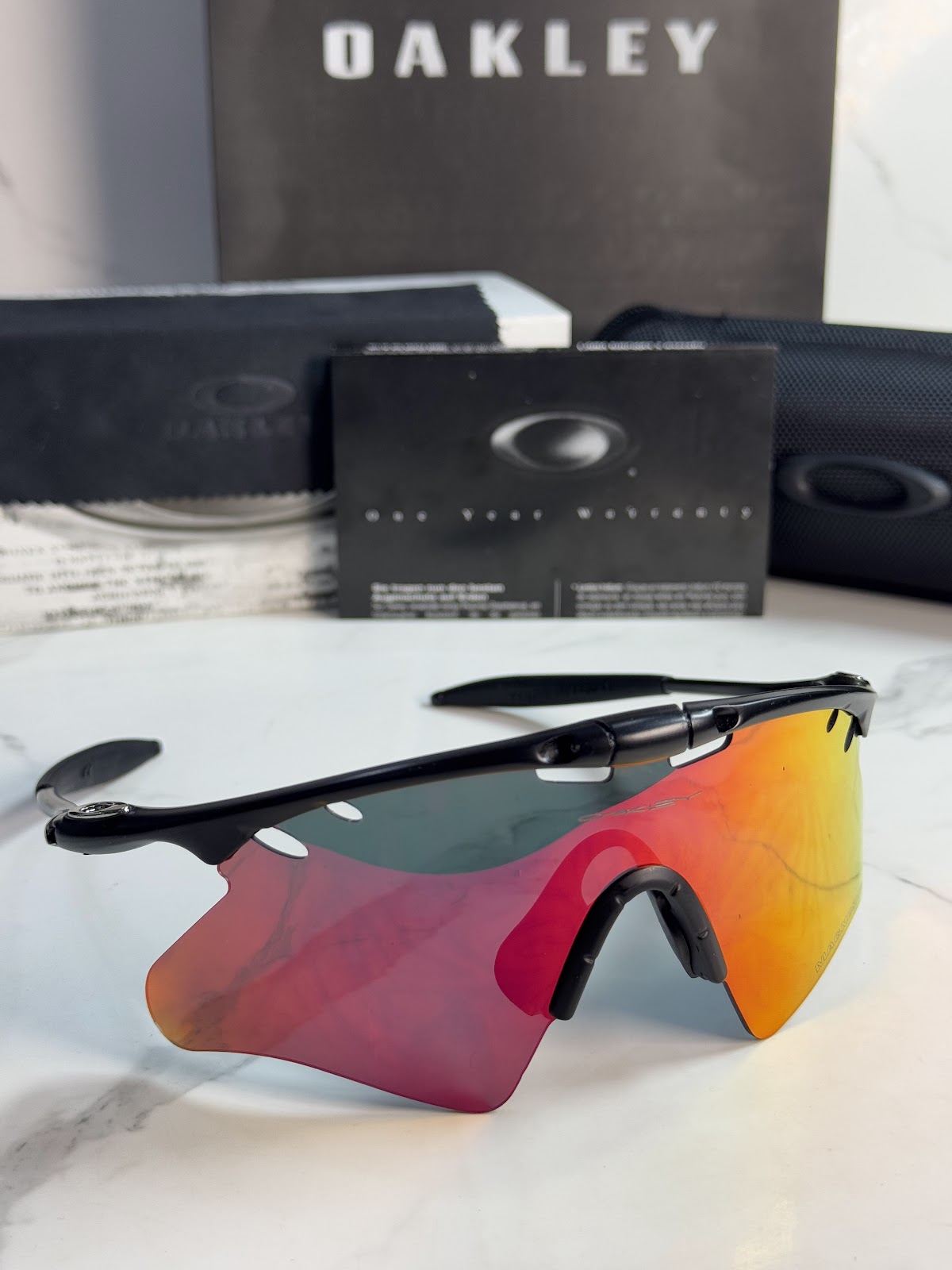 Lentes OAKLEY — Ref. LF-L235-0452 con el packaging mostrado en la fotografía