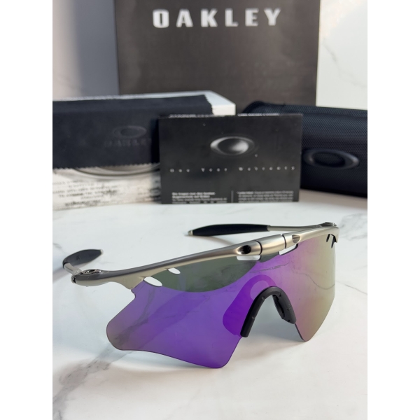 Lentes OAKLEY — Ref. LF-L235-0453 con el packaging mostrado en la fotografía