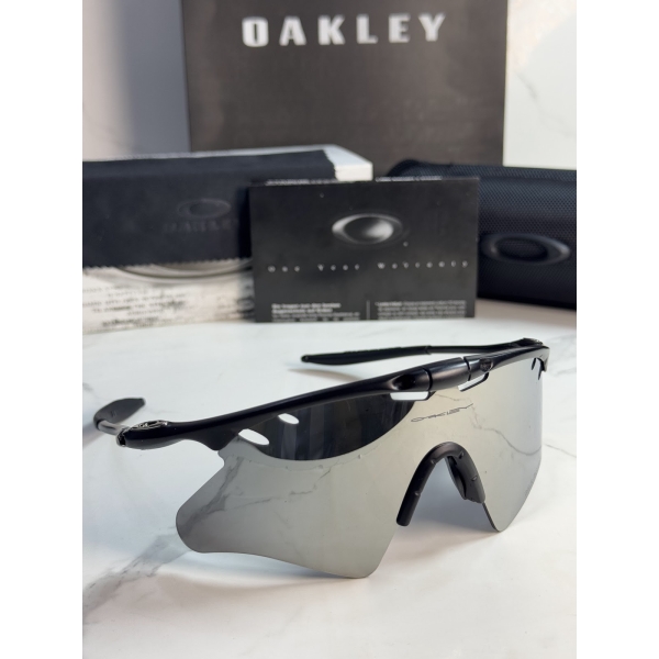 Lentes OAKLEY — Ref. LF-L235-0454 con el packaging mostrado en la fotografía
