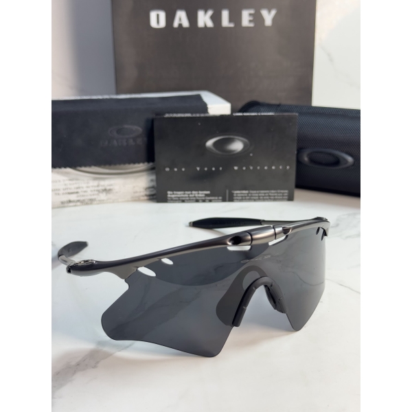 Lentes OAKLEY — Ref. LF-L235-0456 con el packaging mostrado en la fotografía