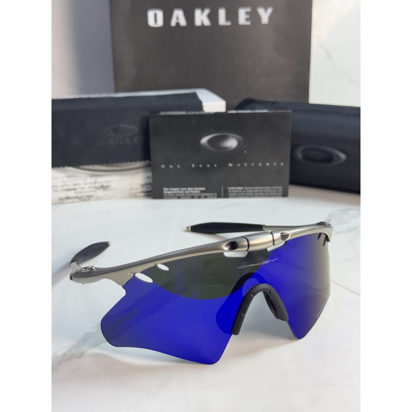 Lentes OAKLEY — Ref. LF-L235-0457 con el packaging mostrado en la fotografía