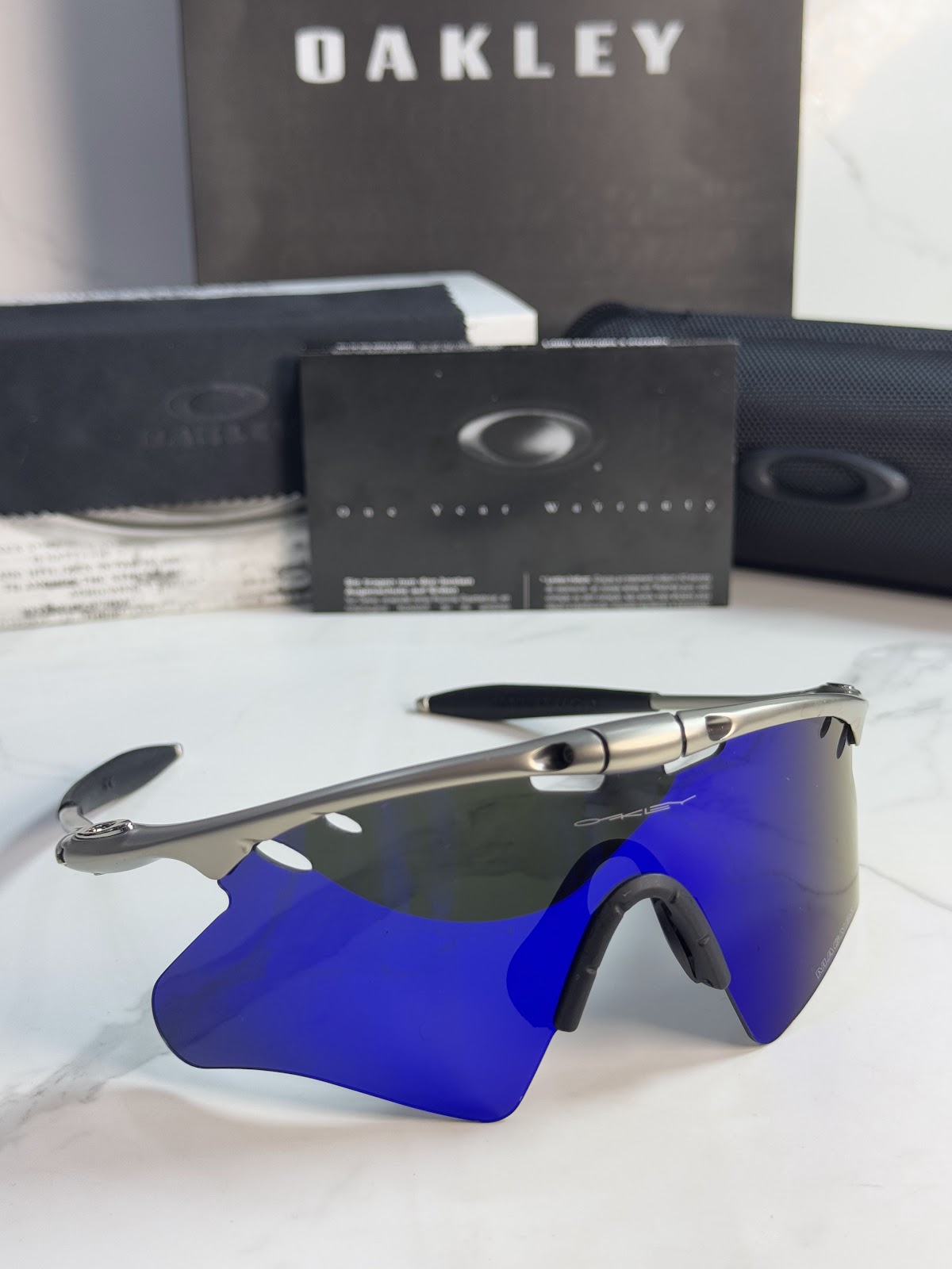 Lentes OAKLEY — Ref. LF-L235-0457 con el packaging mostrado en la fotografía