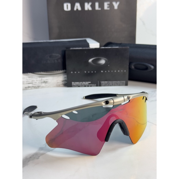 Lentes OAKLEY — Ref. LF-L235-0458 con el packaging mostrado en la fotografía