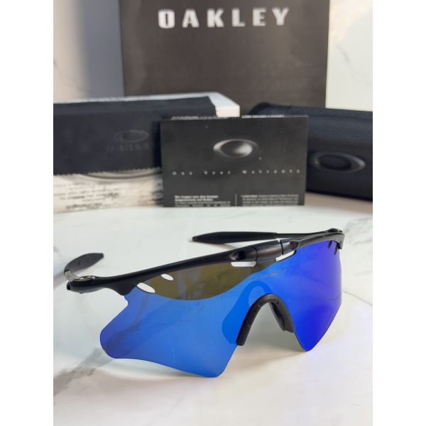 Lentes OAKLEY — Ref. LF-L235-0459 con el packaging mostrado en la fotografía