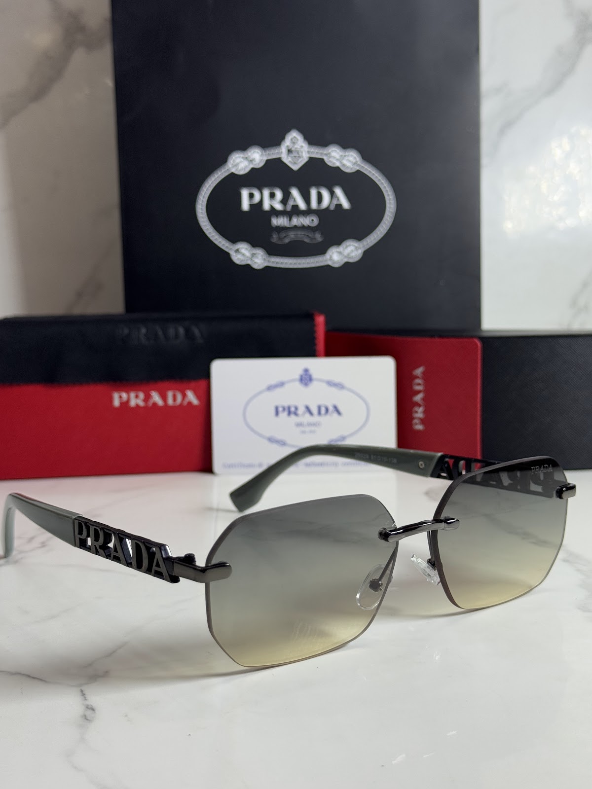 Lentes PRADA — Ref. LF-L227-0128 con el packaging mostrado en la fotografía