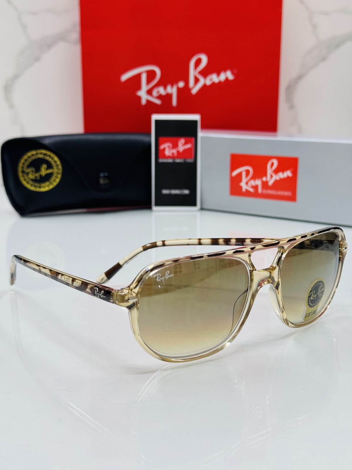 Lentes RAY-BAN — Ref. LF-L217-0016 con el packaging mostrado en la fotografía