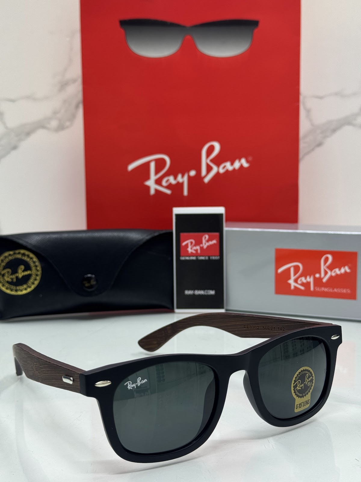 Lentes RAY-BAN — Ref. LF-L217-0230 con el packaging mostrado en la fotografía