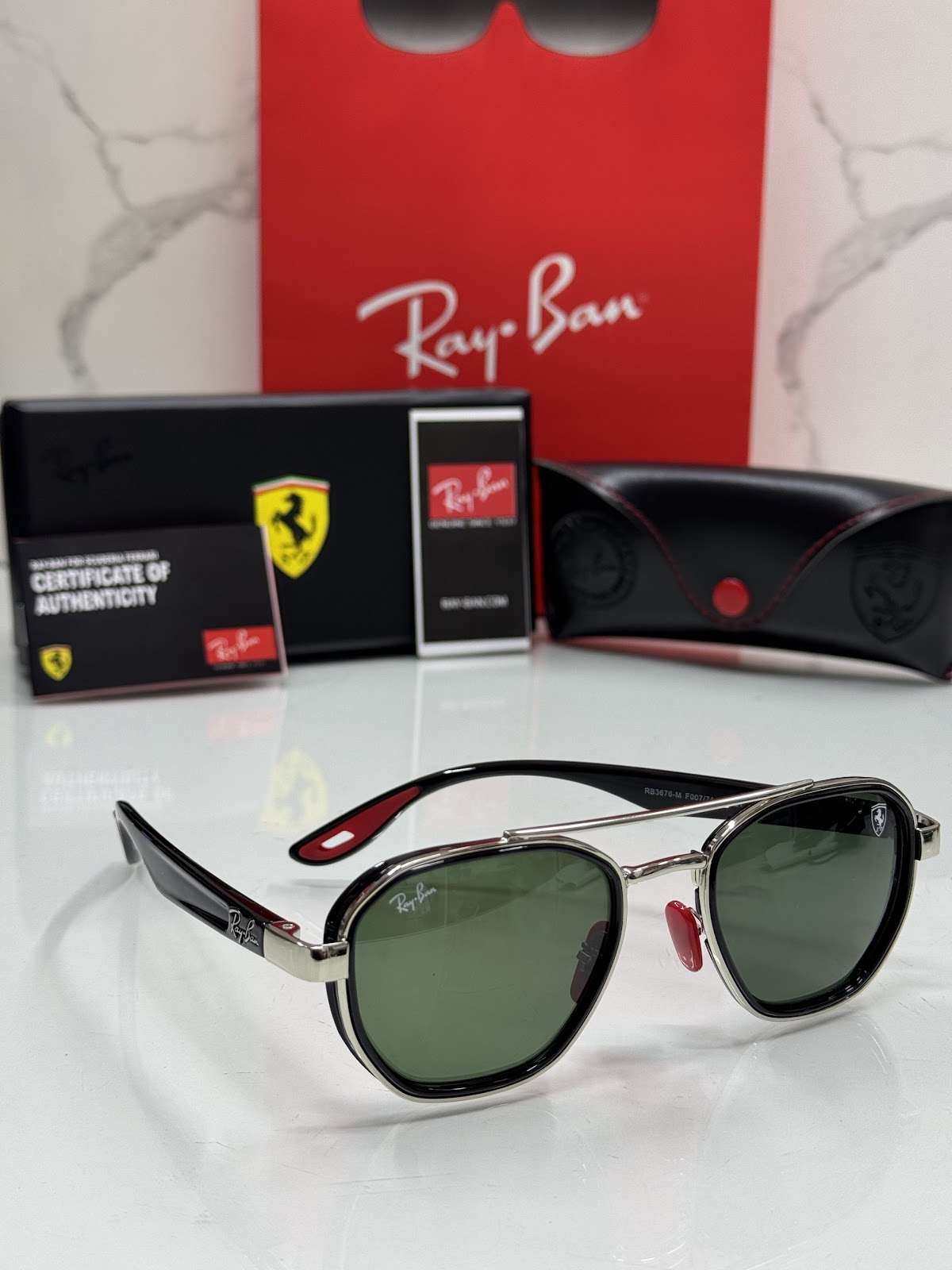 Lentes RAY-BAN — Ref. LF-L217-0249 con el packaging mostrado en la fotografía