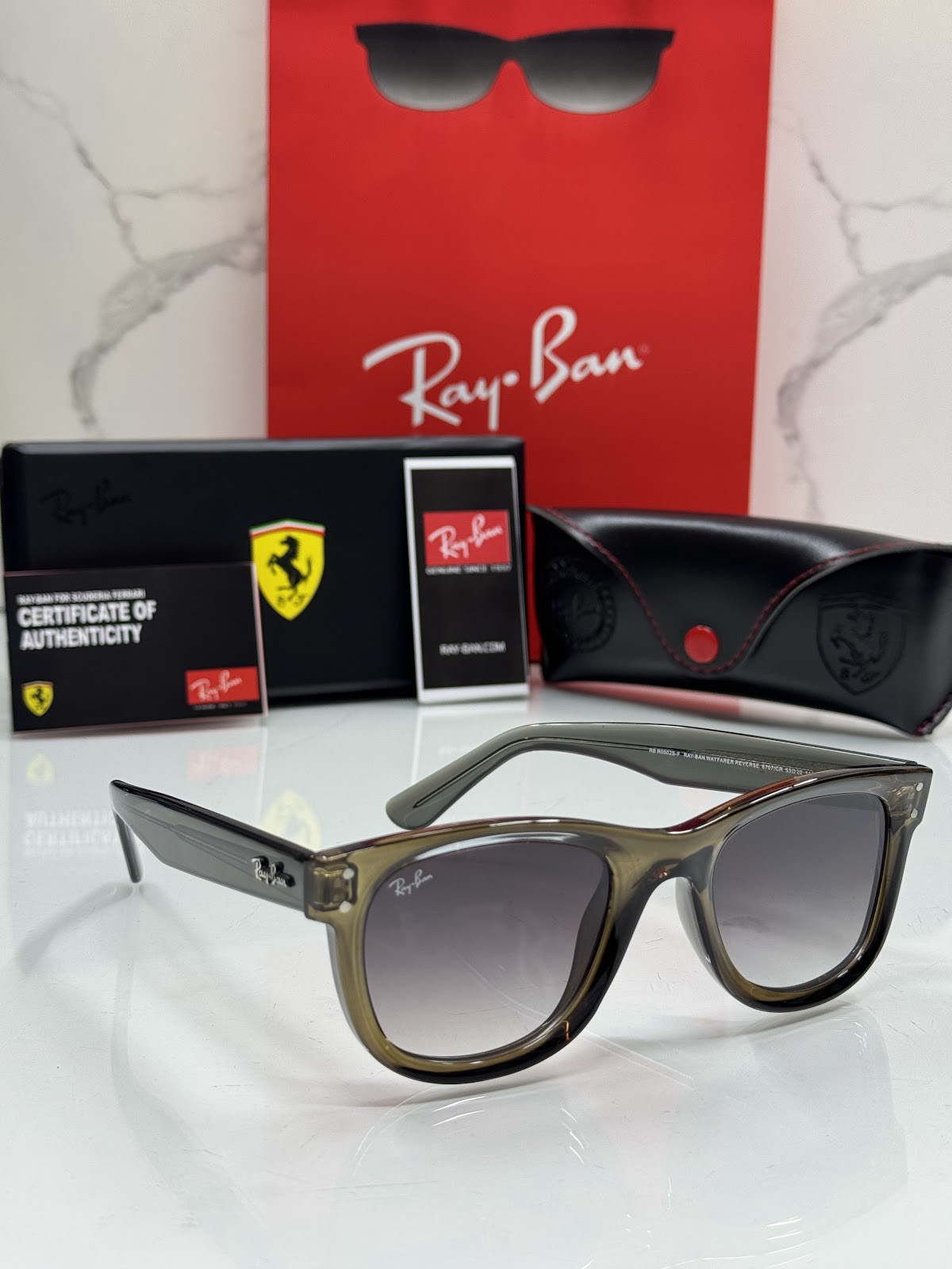 Lentes RAY-BAN — Ref. LF-L217-0254 con el packaging mostrado en la fotografía