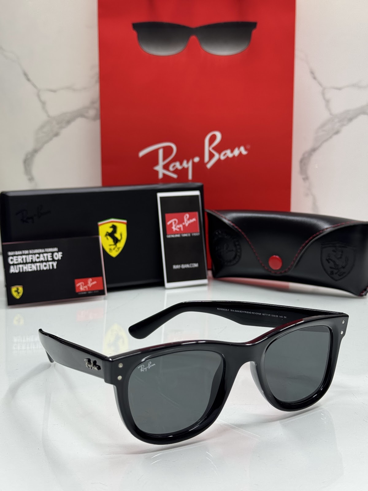 Lentes RAY-BAN — Ref. LF-L217-0255 con el packaging mostrado en la fotografía