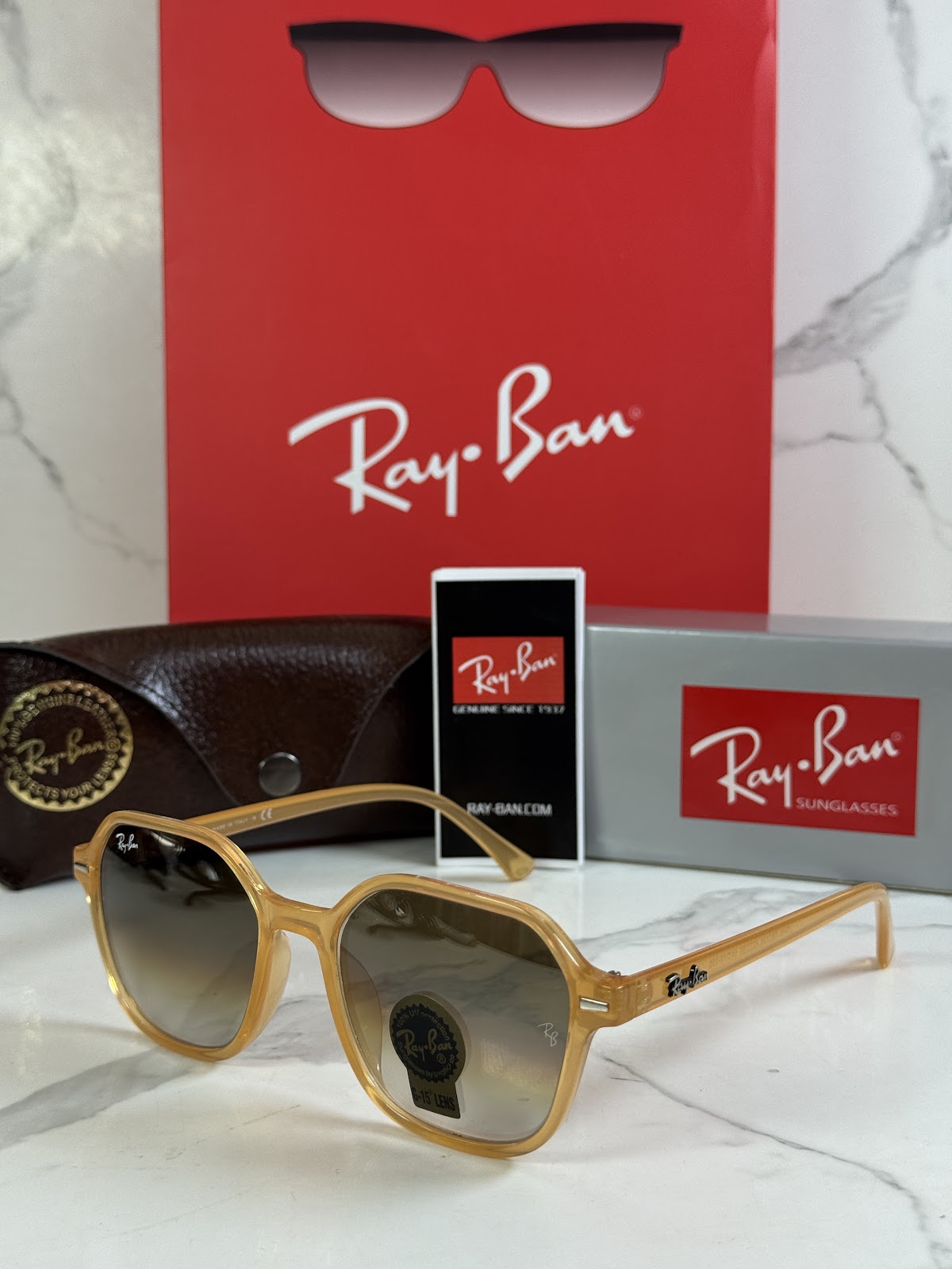Lentes RAY-BAN — Ref. LF-L217-0317 con el packaging mostrado en la fotografía